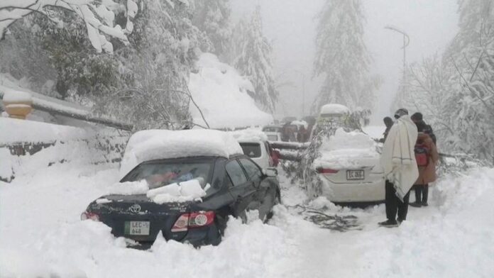 23-tourists-who-went-to-see-snowfall-in-Pakistan-died-due-to-freezing-in-their-vehicles-1-thousand-vehicles-stuck-jpg