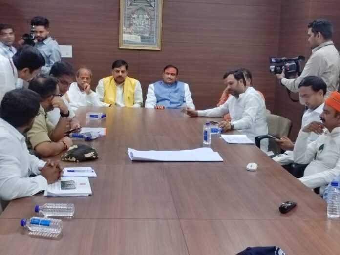 Ujjain News: श्री महाकाल महाराज क्षेत्र विस्तार योजना के कॉरिडोर एरिया में फव्वारे एवं ग्रीन एरिया को बढ़ायें Ujjain News: श्री महाकाल महाराज क्षेत्र विस्तार योजना के कॉरिडोर एरिया में फव्वारे एवं ग्रीन एरिया को बढ़ायें