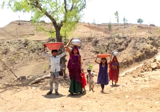 badwaniii People Wandering For Water