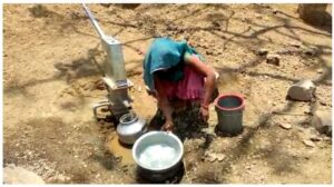 mnb People Wandering For Water: मंत्री की विधानसभा का हाल,गांव में कोई बेटी ब्याहता नही
