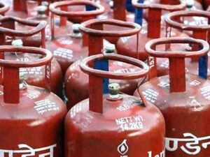 0521lpgh 1608114813 Good News: सरकार ने एक्साइज ड्यूटी में की कमी, जानिए पेट्रोल-डीजल कितना सस्ता हुआ