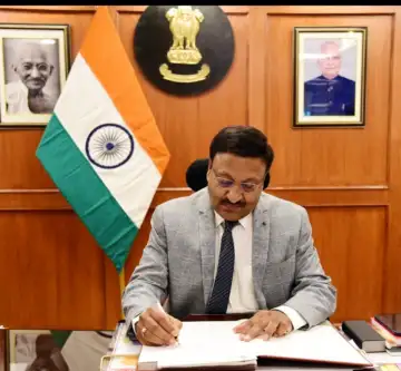 11ebfca92f0ce9a5080adb1bd5f2d3949c03f17c7a13040c35f40a435ccc331c Chief Election Commissioner