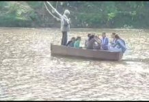 बारिश के मौसम में जान जोखिम में डालकर बच्चे जाते हैं नाव की सवारी करके स्कूल